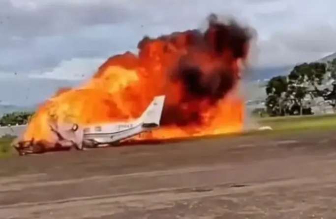 Fighter jet cr∆shes , pilot k!lled