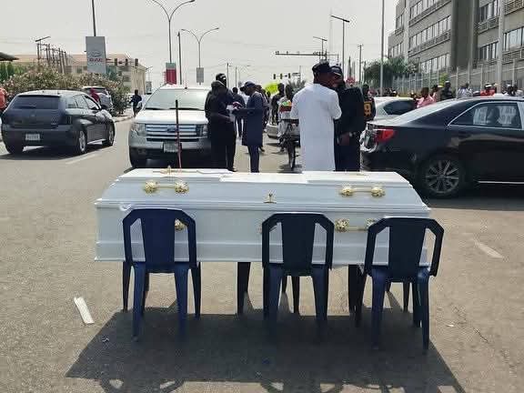 Protesting Contractors Block Finance Ministry With C0ffin, Demand N500bn Debt Settlement 