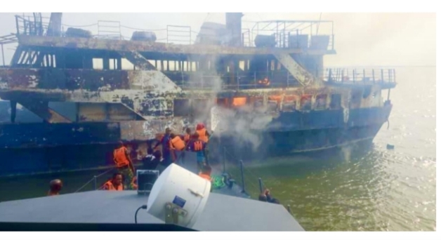 20 £scape D£ath As Nigerian Navy Vessel Catches F!re In Cross River