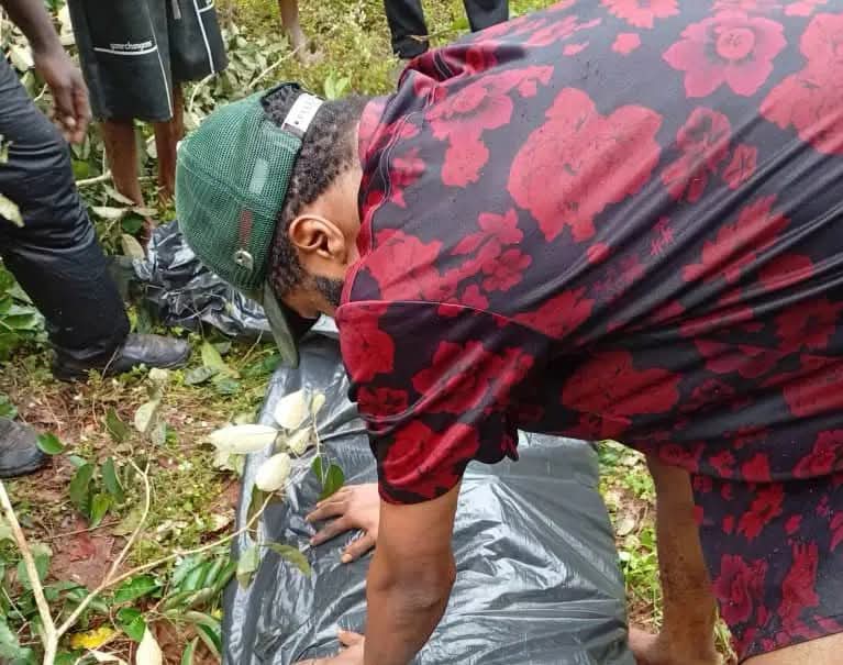 Troops exhum£ r£mains of community leader allegedly murd£red in Imo